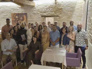 Máximo Jiménez junto a personas que fueron a la puesta en circulación de su libro