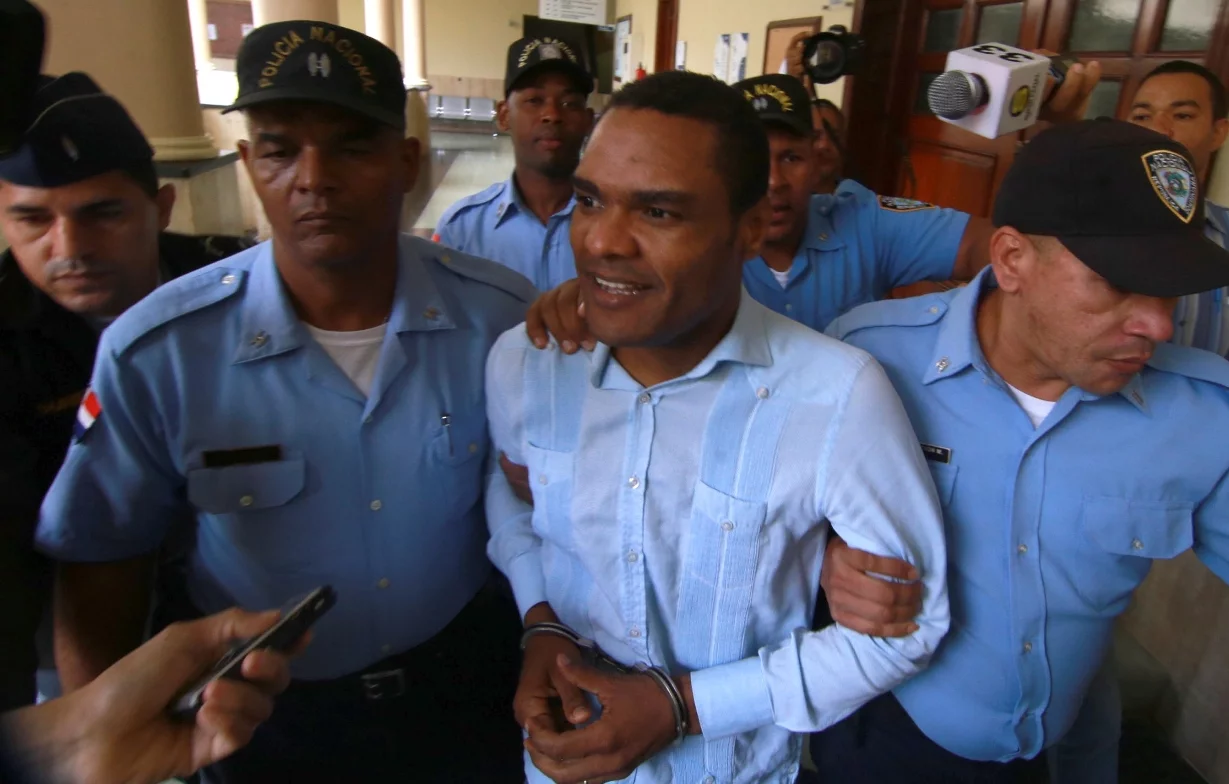 Jueces aplazan decisión sobre permiso laboral de Donni Santana por ausencia de abogado