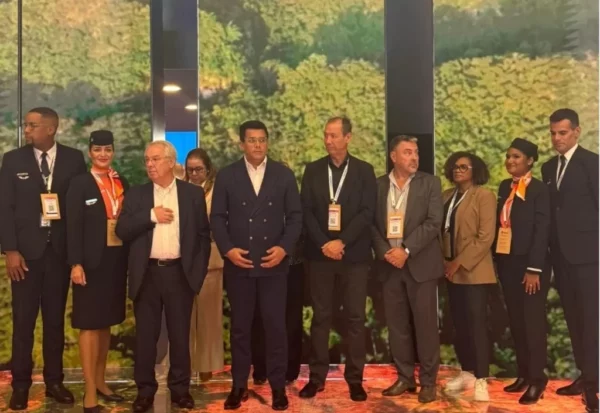 David Collado encabeza delegación del país que participa en feria  turística desarrollada en París, Francia.