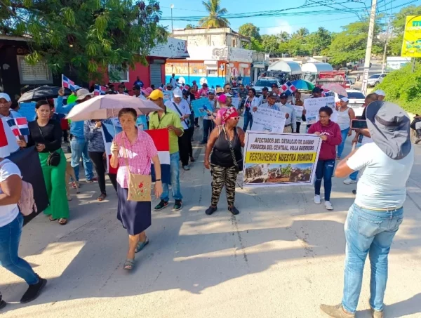 Desalojados caminaron durante cinco horas en el pueblo.