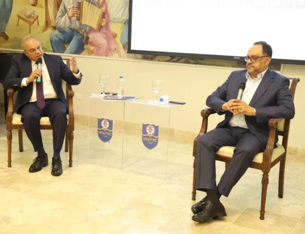 Antoliano Peralta participó en conversatorio de APEC.