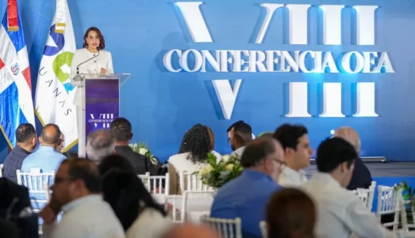 Susan Thomas y  Dina Amato,  de la Oficina de Aduanas y Protección Fronteriza de  Estados Unidos, en conferencia.  Elieser tapia.