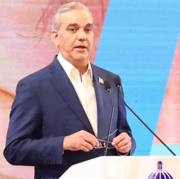 El presidente Abinader  respondió varias  preguntas. J. Francisco