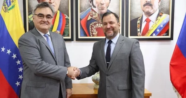 El canciller de Venezuela, Yván Gil con  Sergey Mélik.