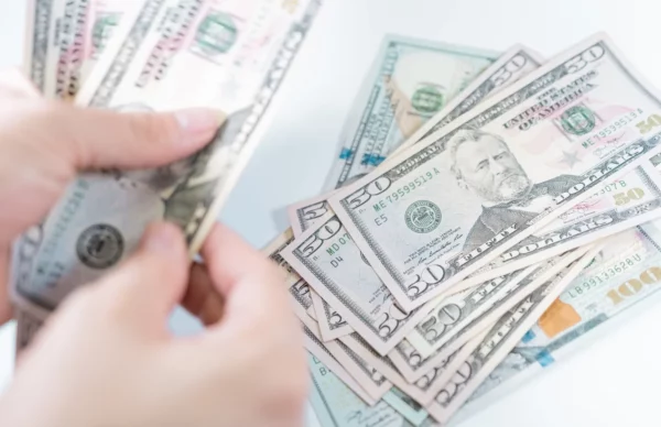 Reglamento mantiene control en el tipo de cambio de dólar y euro.