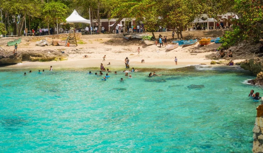 En el parque submarino de La Caleta se invierten 400 millones de pesos. En el parque submarino de La Caleta se invierten 400 millones de pesos.