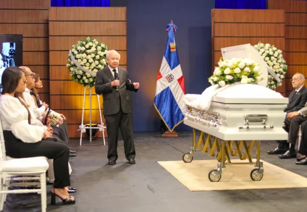 Ellis Pérez,  por parte de RTVD, ofrece unas palabras en el adiós a María Cristina Camilo.