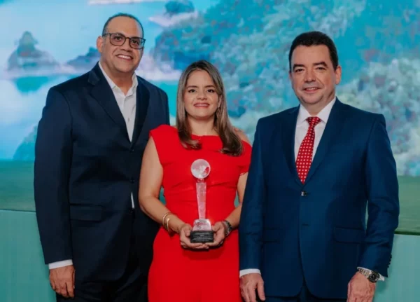 Rafael Guzmán, Natacha Quiterio y Andrés Mejía, ejecutivos de Mapfre.
