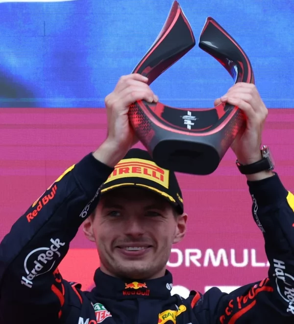 El piloto Max Verstappen, levanta el trofeo de ganador.
