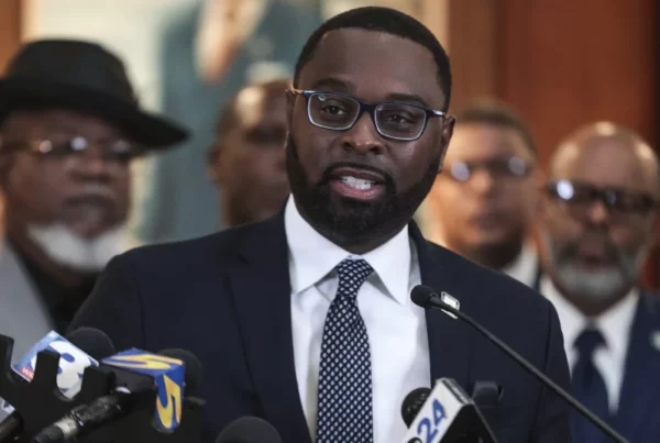 El alcalde demócrata Paul Young no comparte la decisión.