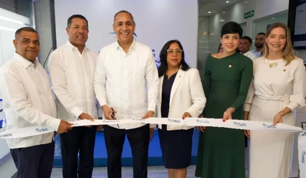 Nelson Arroyo junto a ejecutivos de la compañía.