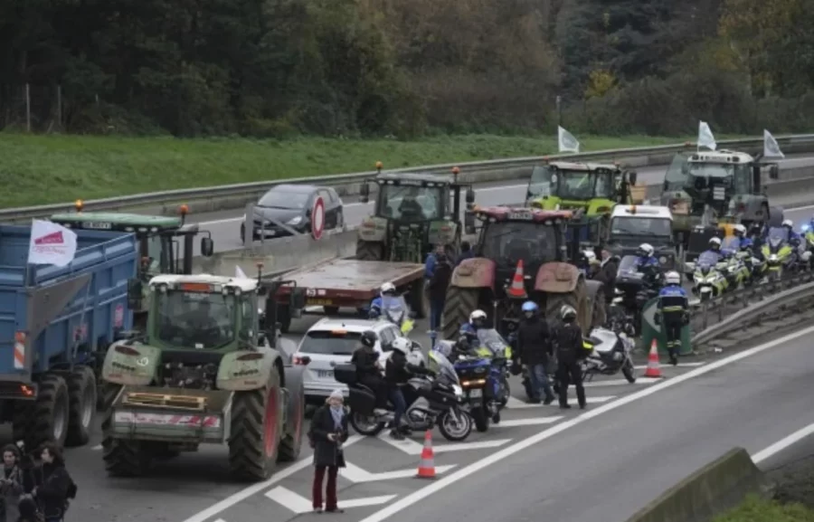 Las protestas en las calles atentan contra la estabilidad política de Emmanuel Macron. Las protestas en las calles atentan contra la estabilidad política de Emmanuel Macron.