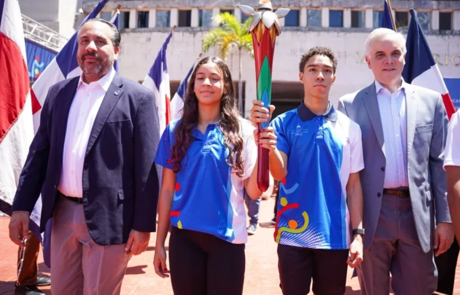 El director Inefi, Alberto Rodríguez, y el ministro de Educación, Luis Miguel de Camps, escoltan a los estudiantes Isabella Fernández y Omar José Marte. El director Inefi, Alberto Rodríguez, y el ministro de Educación, Luis Miguel de Camps, escoltan a los estudiantes Isabella Fernández y Omar José Marte.