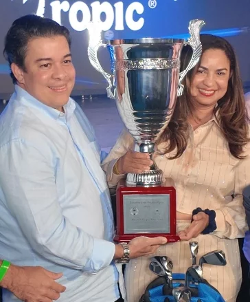Jorge Fernández, recibe la copa rotativa de golf. Jorge Fernández, recibe la copa rotativa de golf.