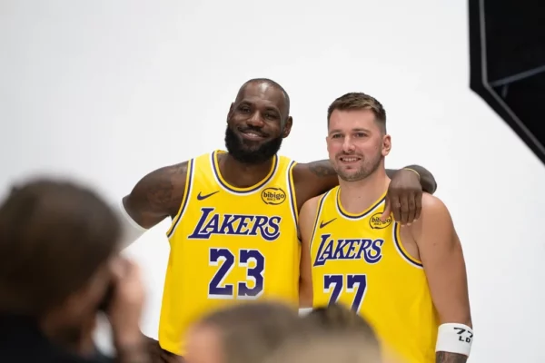 LeBron James  junto a Luka Doncic en el Media Day.