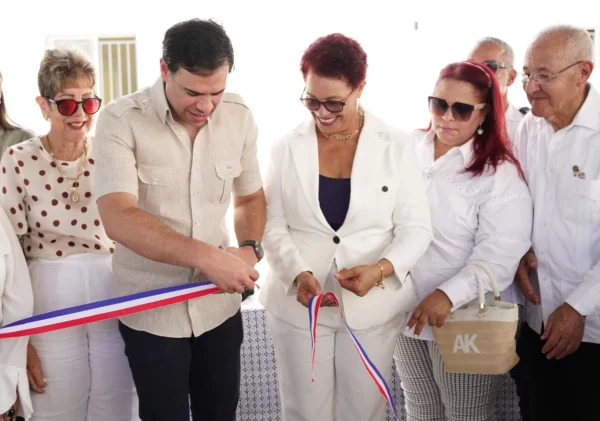 Momento en el que Roberto ángel corta la cinta de inauguración de la escuela.
