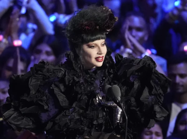 Lady Gaga consigue la mayor cantidad de galardones en los MTV Video Music Awards .