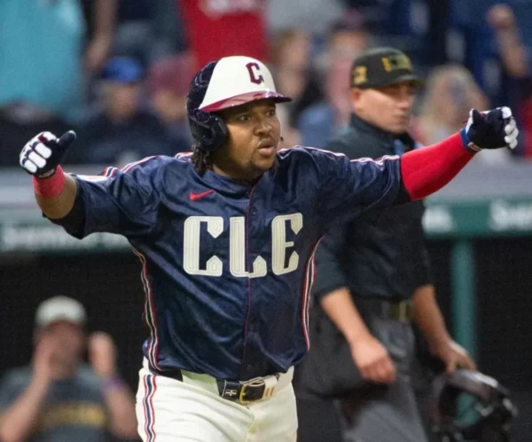 El dominicano José Ramírez es la principal bujía de los milagrosos Guardianes.  AP