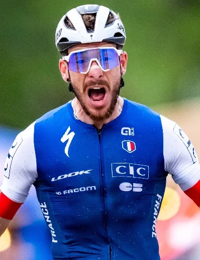 Tras los líos, finalmente se reinicó la carrera ciclística.