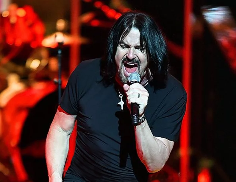 Tommy DeCarlo (exvocalista de la banda de rock Boston). Tommy DeCarlo (exvocalista de la banda de rock Boston).