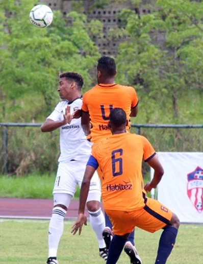 Jugadores del Cibao FC, luchan por el dominio del balón.