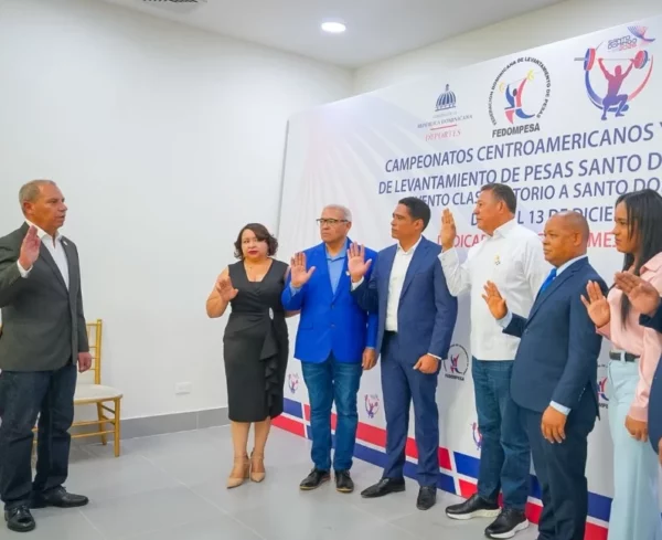 Garibaldy Bautista  toma juramento al comité organizador.