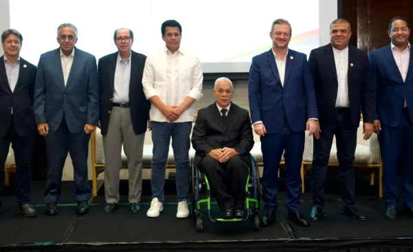 Desde la izquierda Rafael Blanco, Luisín Mejía, Felipe Vicini, David Collado, Eladio Agramonte, Andrew Parsons, Julio César Ávila, y Benny Metz.