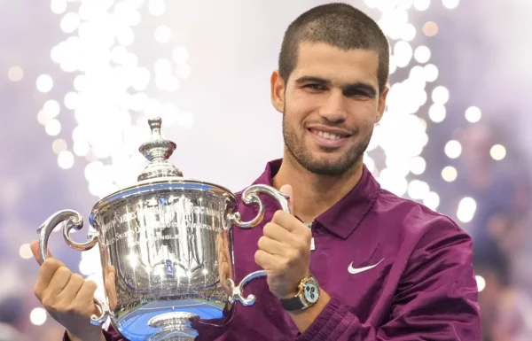El español Carlos Alcaraz con la Copa del US Open, tras vencer al italiano Jannik Sinner.