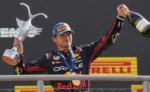 El piloto de Red Bull, Max Verstappen, celebra en grande la victoria en el GP de Monza, Italia.