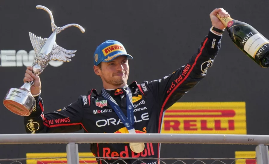 El piloto de Red Bull, Max Verstappen, celebra en grande la victoria en el GP de Monza, Italia. El piloto de Red Bull, Max Verstappen, celebra en grande la victoria en el GP de Monza, Italia.