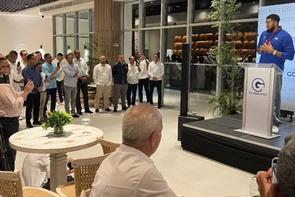 Karl Towns, ofrece explicaciones del proyecto a construirse.