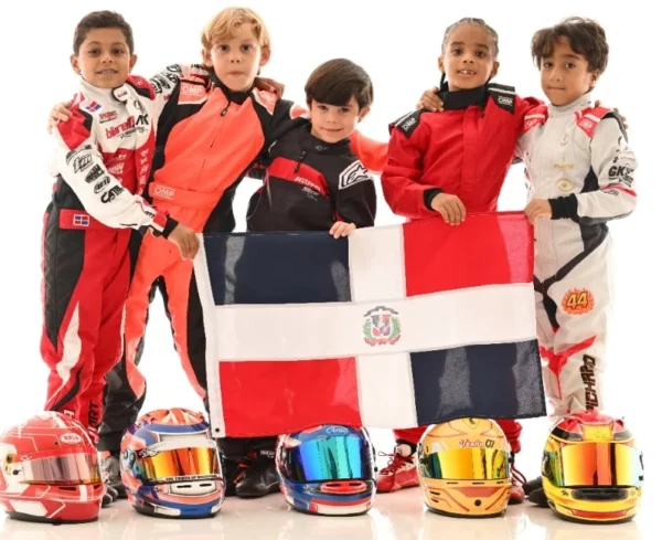 Kartistas infantiles que competirán en Valencia, España.