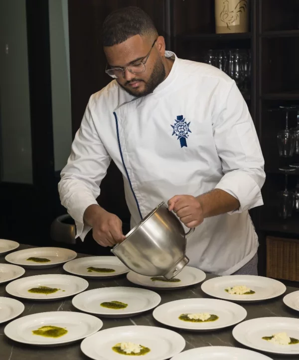 Frankeli Alcántara Gutiérrez montando los platos.