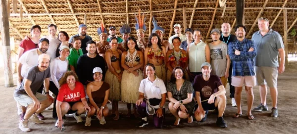 Periodistas y organizadores junto a los representantes de la comunidad Cipia.