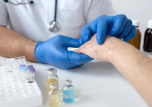 Los médicos en general, pero en especial los de atención primaria, deben ser capaces de al menos sospechar  lepra para hacer el diagnóstico más temprano.