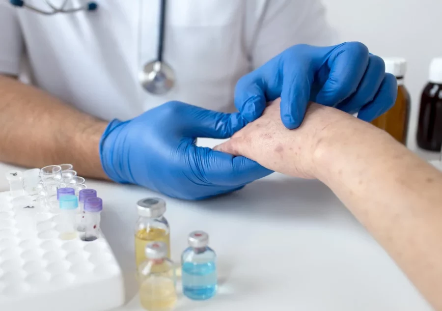 Los médicos en general, pero en especial los de atención primaria, deben ser capaces de al menos sospechar  lepra para hacer el diagnóstico más temprano.