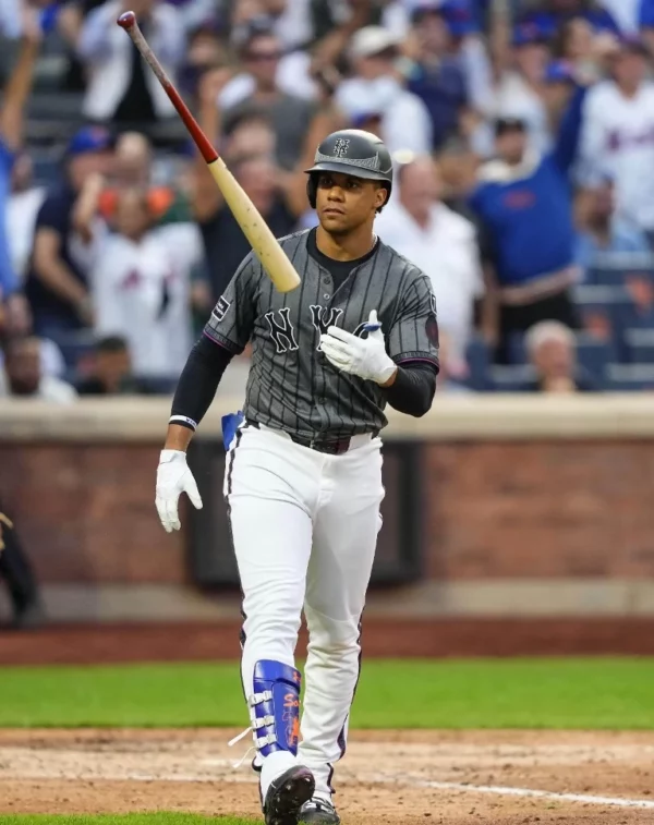El dominicano Juan Soto, de los Mets, se prepara para recorrer las bases, luego del jonrón 40.