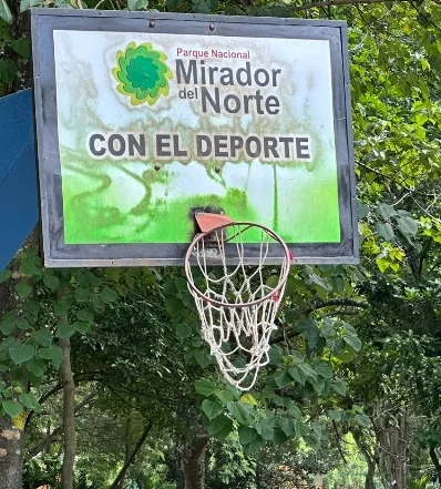 Condición en la que está uno de los tableros de la cancha. Condición en la que está uno de los tableros de la cancha.