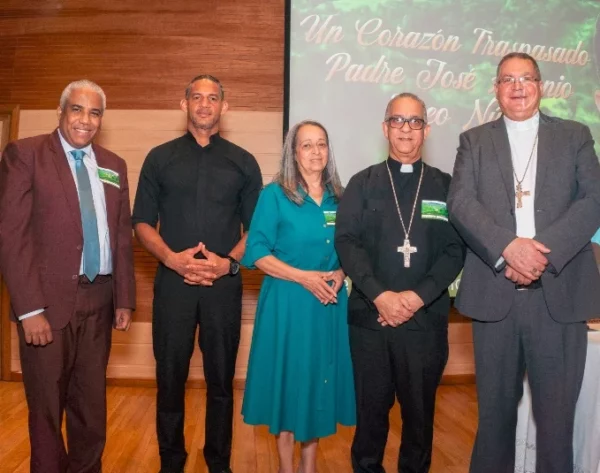 Miembros de la familia Tineo, junto a Ángel Gomera y Monseñor Héctor Rafael Rodríguez.