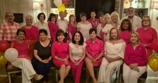 El grupo de  granduandos de  la promoción 1967 del colegio.