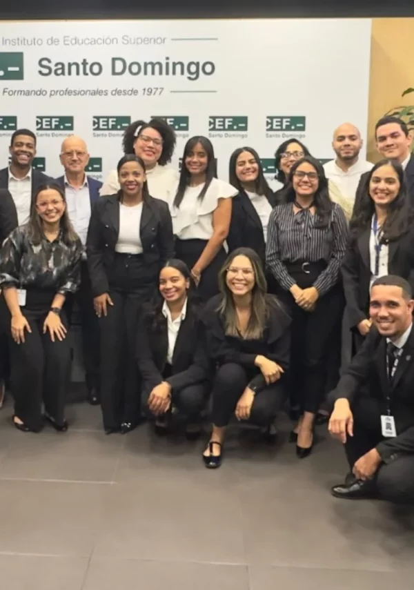 Los colaboradores que se graduaron.