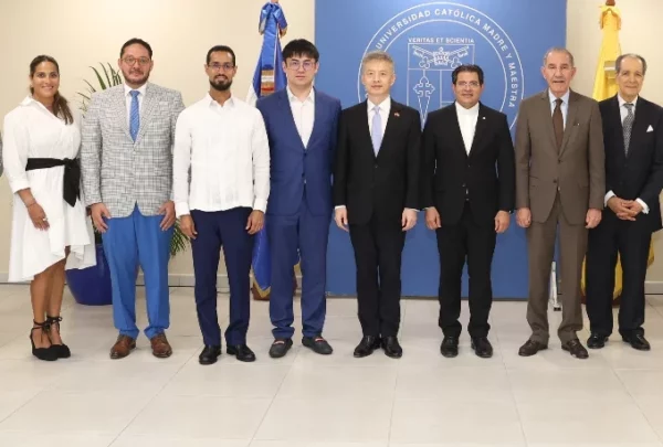 Autoridades de la universidad y el Gobierno.