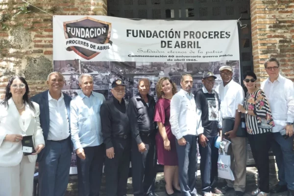 Juan Pablo Uribe, al centro, junto a miembros de las fundaciones patrióticas, personalidades de la vida nacional y educadores.