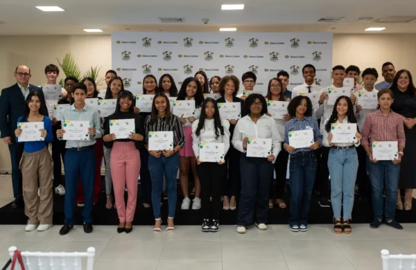 Edgar del Toro y Francesca Luna, presidente ejecutivo y vicepresidenta de talento y cultura de Banco Caribe, respectivamente, junto a los estudiantes beneficiados.