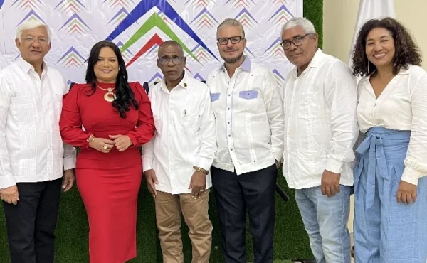 Sarah Hernández junto a expresidentes del gremio y directivos de la filial.