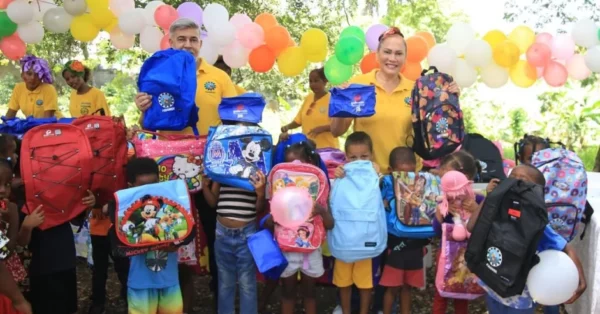 Miguel Ángel Cordero Mejía  y  Marisol Henríquez entregan los útiles escolares.