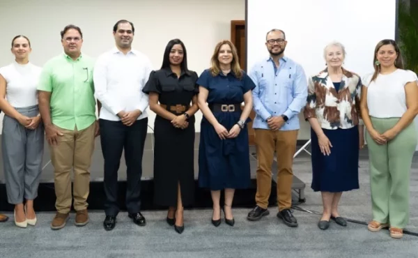 Directivos de ambas entidades en el acto.