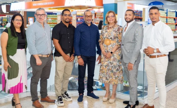 Ejecutivos de Plaza Lama durante la apertura de Color Shop.