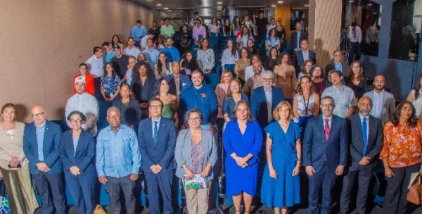 Asistentes y directiva de la entidad durante  el lanzamiento.