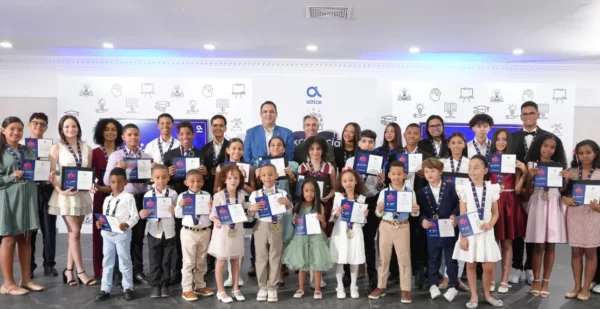 Los hijos de los empleados de la empresa reciben sus premios.